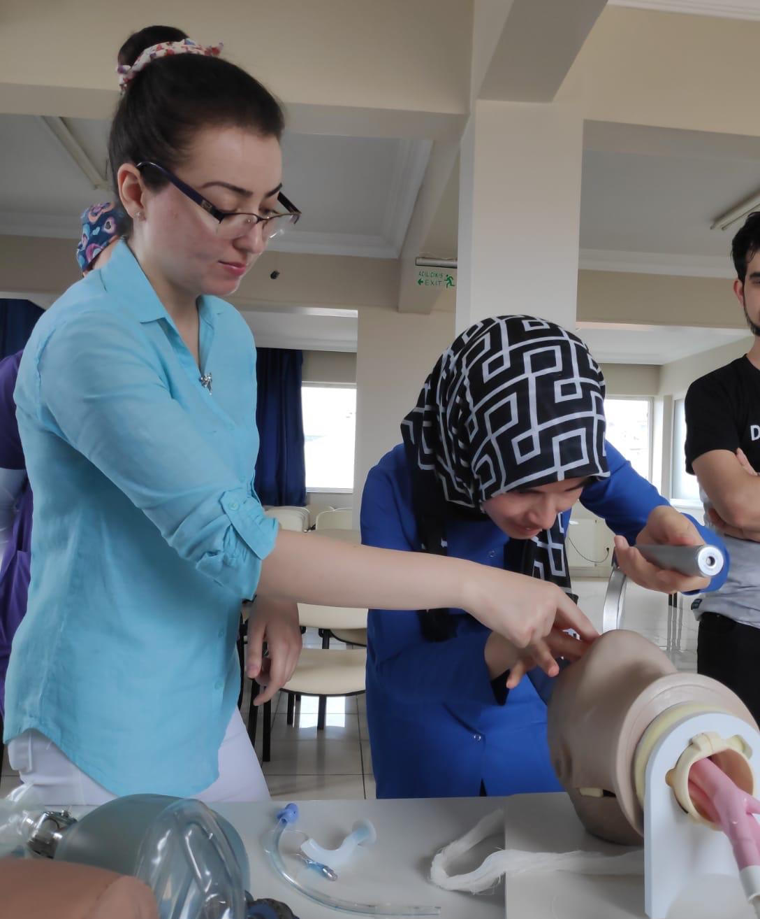 Çayeli Devlet Hastanesi Anestezi Uzmanı Gözde Nur ERKAN tarafından CPR eğitimi