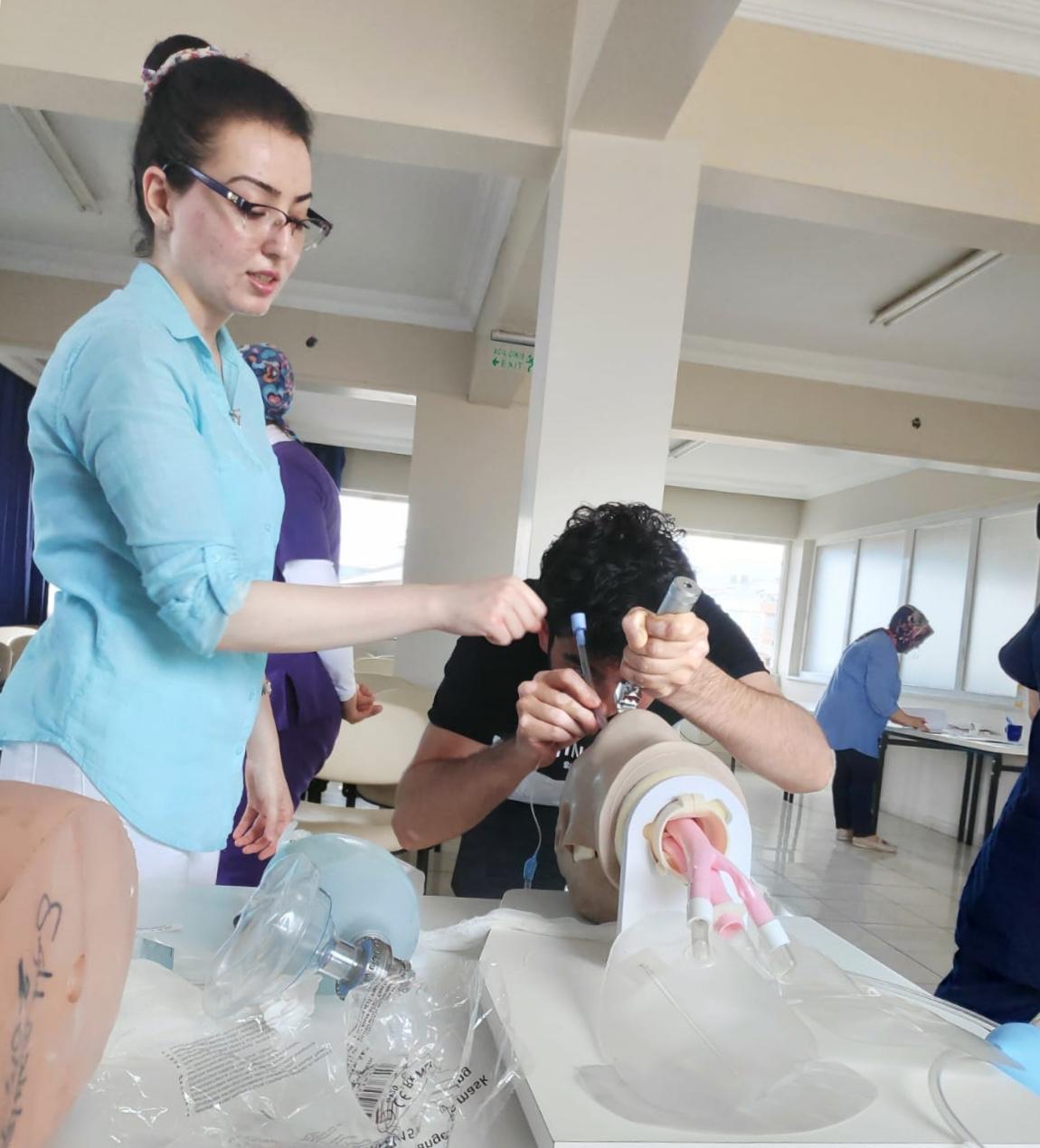Çayeli Devlet Hastanesi Anestezi Uzmanı Gözde Nur ERKAN tarafından CPR eğitimi